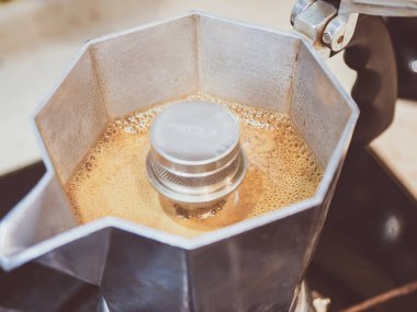 Sıcak kahve ile İtalyan geleneksel kahve makinesi dışarı emkine akan