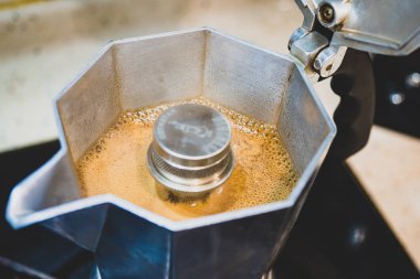 Sıcak kahve ile İtalyan geleneksel kahve makinesi dışarı emkine akan