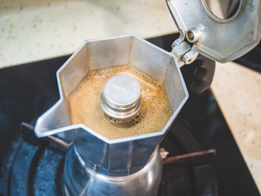 Sıcak kahve ile İtalyan geleneksel kahve makinesi dışarı emkine akan