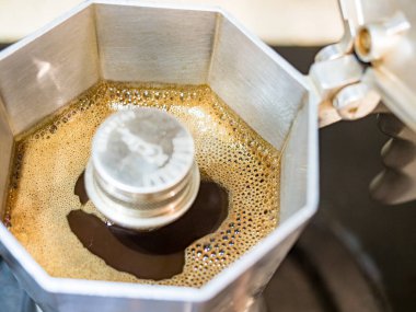 Sıcak kahve ile İtalyan geleneksel kahve makinesi dışarı emkine akan