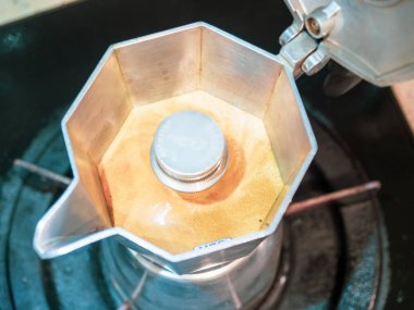 Sıcak kahve ile İtalyan geleneksel kahve makinesi dışarı emkine akan