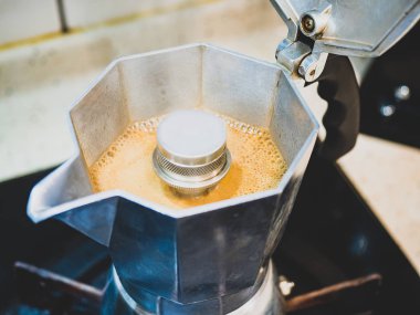 Sıcak kahve ile İtalyan geleneksel kahve makinesi dışarı emkine akan