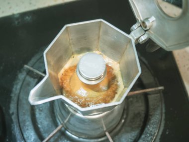 Sıcak kahve ile İtalyan geleneksel kahve makinesi dışarı emkine akan