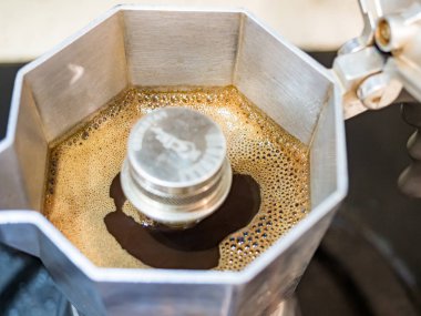 Sıcak kahve ile İtalyan geleneksel kahve makinesi dışarı emkine akan