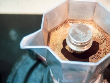 Sıcak kahve ile İtalyan geleneksel kahve makinesi dışarı emkine akan