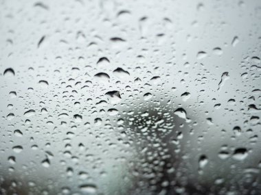 Camdan düşen su damlalarının yakın görünümü