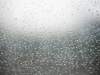 Camdan düşen su damlalarının yakın görünümü