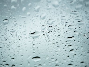 Camdan düşen su damlalarının yakın görünümü