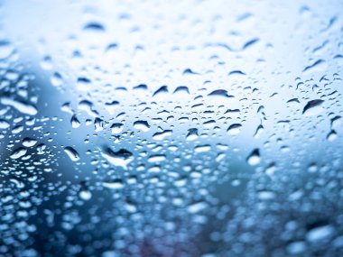 Camdan düşen su damlalarının yakın görünümü