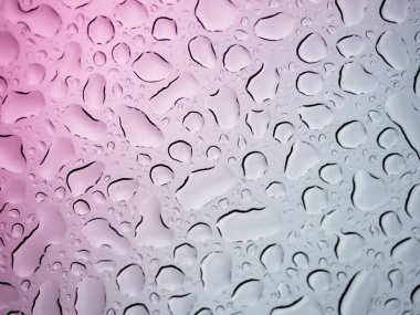 Camdan düşen su damlalarının yakın görünümü