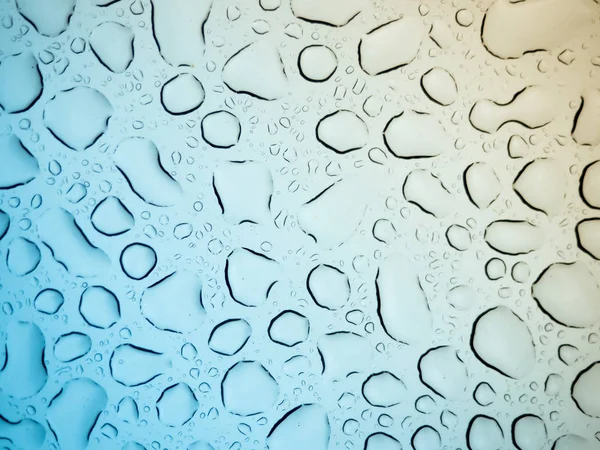 ガラスに落ちる水滴のクローズアップビュー — ストック写真