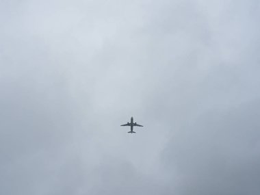 Yolcu jeti silueti bulutlu bir gökyüzüne karşı