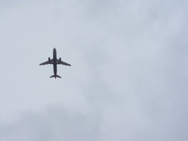 Yolcu jeti silueti bulutlu bir gökyüzüne karşı