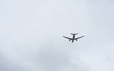 Yolcu jeti silueti bulutlu bir gökyüzüne karşı