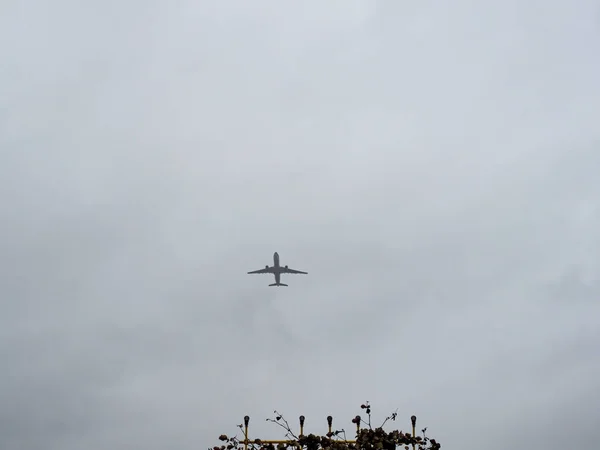 Passagiersvliegtuig Silhouet Tegen Een Bewolkte Lucht — Stockfoto