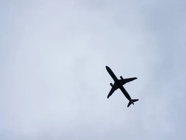 Silhueta Jato Passageiros Contra Céu Nublado — Fotografia de Stock