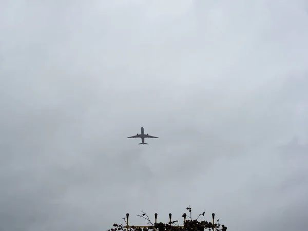 Passagerare Jet Siluett Mot Molnig Himmel — Stockfoto