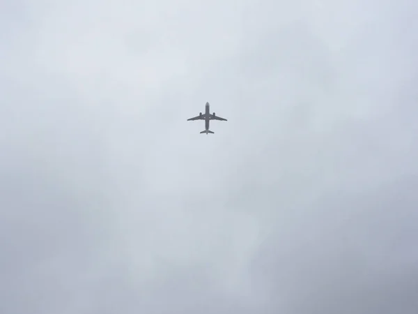 Passagierjet Silhouette Vor Bewölktem Himmel — Stockfoto