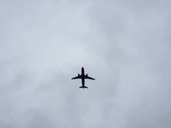 Passagiersvliegtuig Silhouet Tegen Een Bewolkte Lucht — Stockfoto