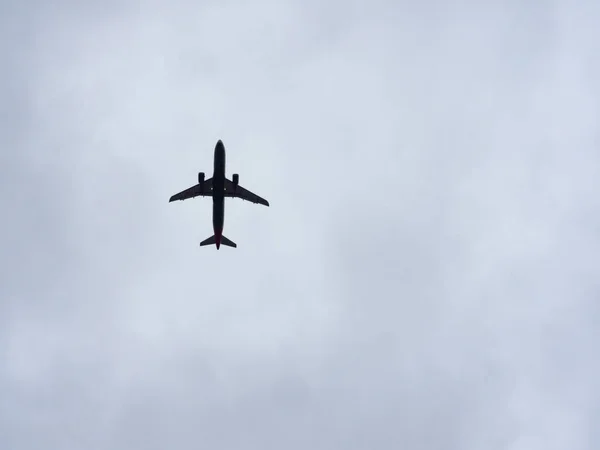 Silueta Chorro Pasajeros Contra Cielo Nublado — Foto de Stock