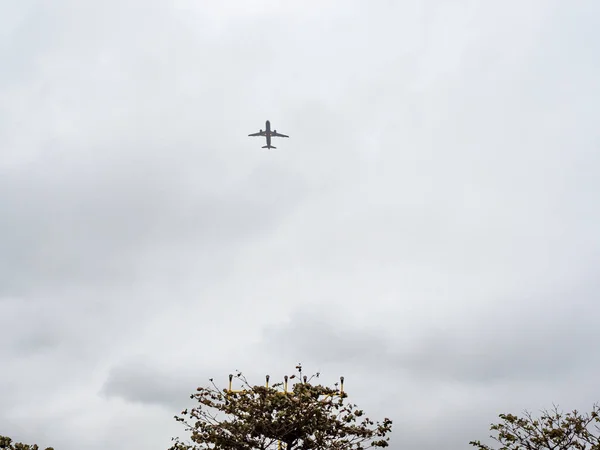 Επιβατικό Jet Σιλουέτα Συννεφιασμένο Ουρανό — Φωτογραφία Αρχείου