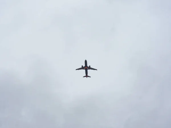 在多云的天空中 客机的轮廓 — 图库照片