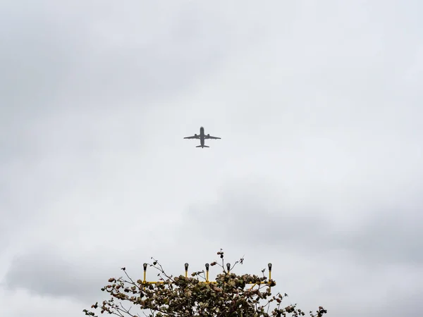 Silhouette Jet Passagers Contre Ciel Nuageux — Photo
