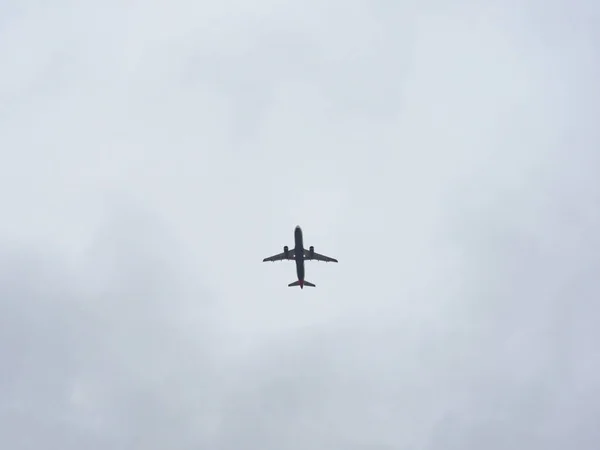 Passagerare Jet Siluett Mot Molnig Himmel — Stockfoto
