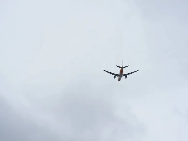 曇った空に対する旅客機のシルエット — ストック写真
