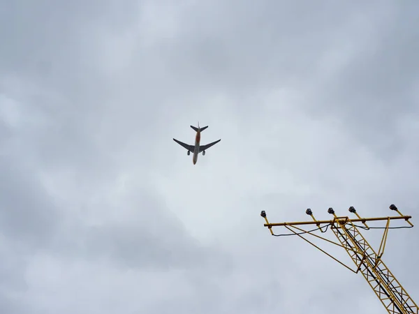 Silhueta Jato Passageiros Contra Céu Nublado — Fotografia de Stock