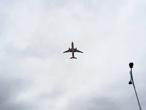 Passagiersvliegtuig Silhouet Tegen Een Bewolkte Lucht — Stockfoto