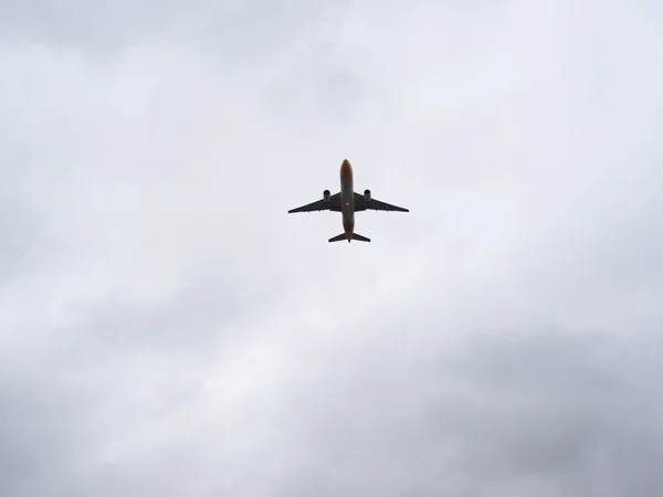 Επιβατικό Jet Σιλουέτα Συννεφιασμένο Ουρανό — Φωτογραφία Αρχείου
