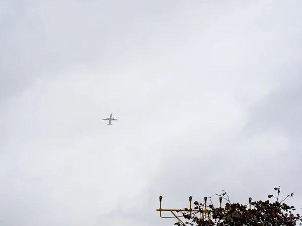 在多云的天空中 客机的轮廓 — 图库照片