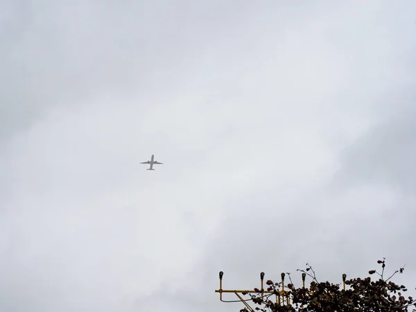 Επιβατικό Jet Σιλουέτα Συννεφιασμένο Ουρανό — Φωτογραφία Αρχείου