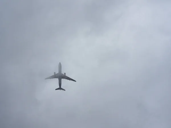 Passagiersvliegtuig Silhouet Tegen Een Bewolkte Lucht — Stockfoto