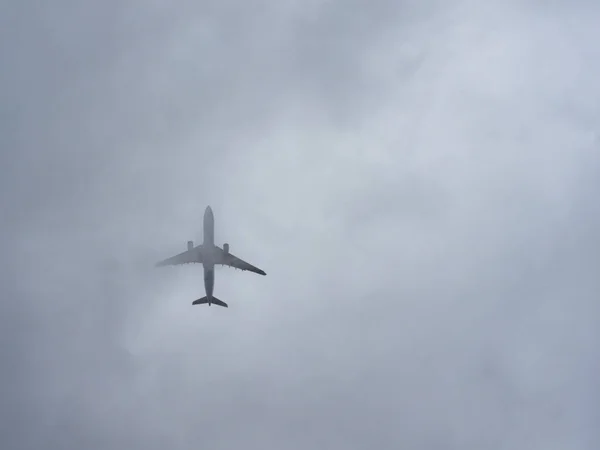 Sylwetka Samolotu Pasażerskiego Tle Zachmurzonego Nieba — Zdjęcie stockowe