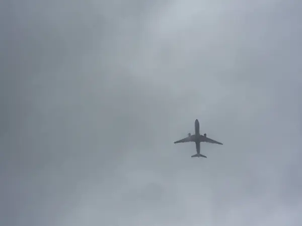 Sylwetka Samolotu Pasażerskiego Tle Zachmurzonego Nieba — Zdjęcie stockowe