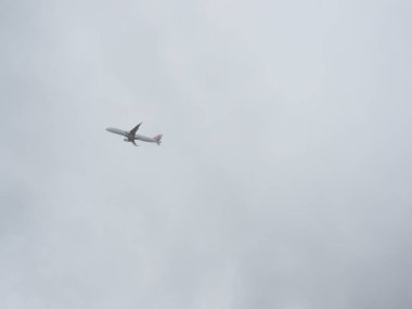 Bulutlu gökyüzüne karşı jet silueti