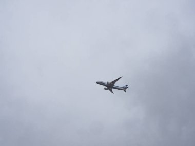 Bulutlu gökyüzüne karşı jet silueti