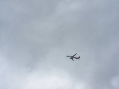 Bulutlu gökyüzüne karşı jet silueti