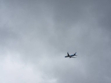 Bulutlu gökyüzüne karşı jet silueti