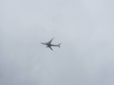 Bulutlu gökyüzüne karşı jet silueti