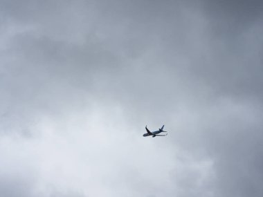 Bulutlu gökyüzüne karşı jet silueti