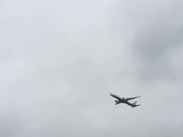 曇った空に対するジェットシルエット — ストック写真