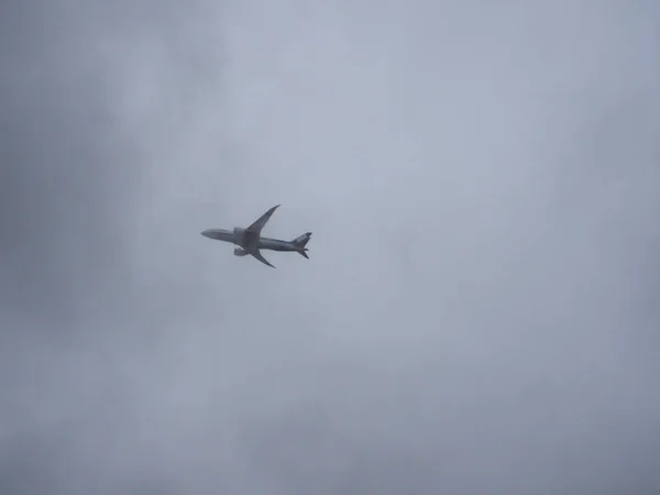 Sylwetka Jet Przeciwko Zachmurzonemu Niebu — Zdjęcie stockowe