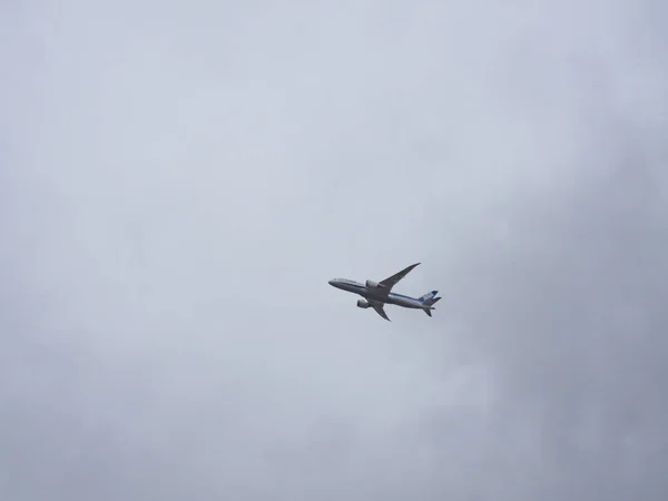 Straalsilhouet Tegen Een Bewolkte Lucht — Stockfoto