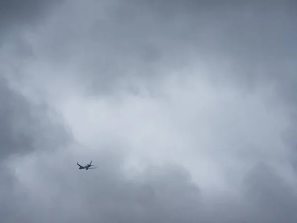 Silhueta Jato Contra Céu Nublado — Fotografia de Stock