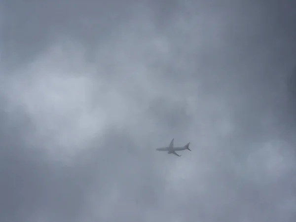 Straalsilhouet Tegen Een Bewolkte Lucht — Stockfoto