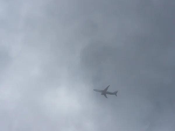 Sylwetka Jet Przeciwko Zachmurzonemu Niebu — Zdjęcie stockowe