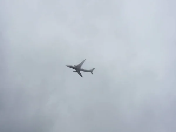 Straalsilhouet Tegen Een Bewolkte Lucht — Stockfoto